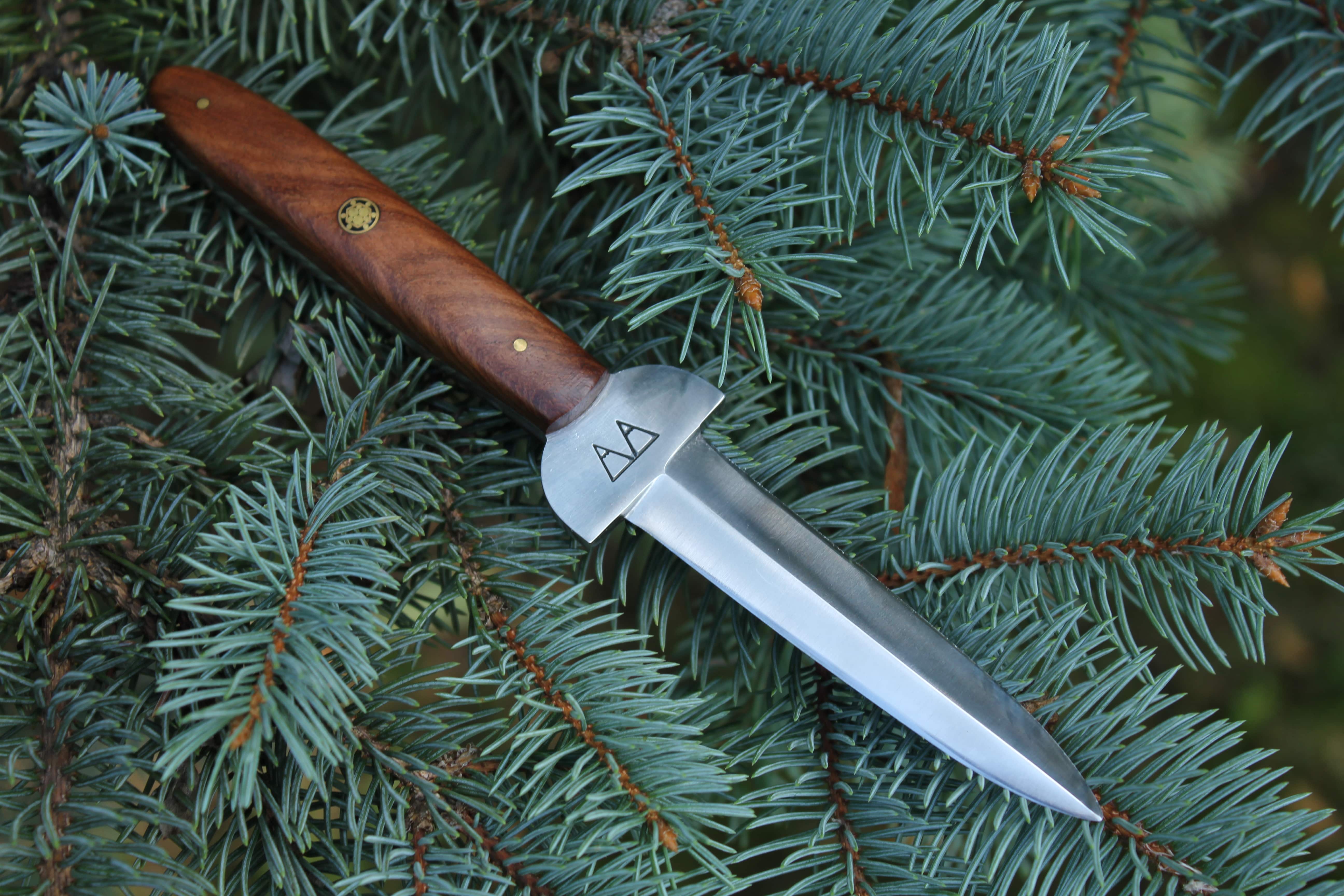 A dagger with a Mukwa handle. A dagger with a Mukwa handle.